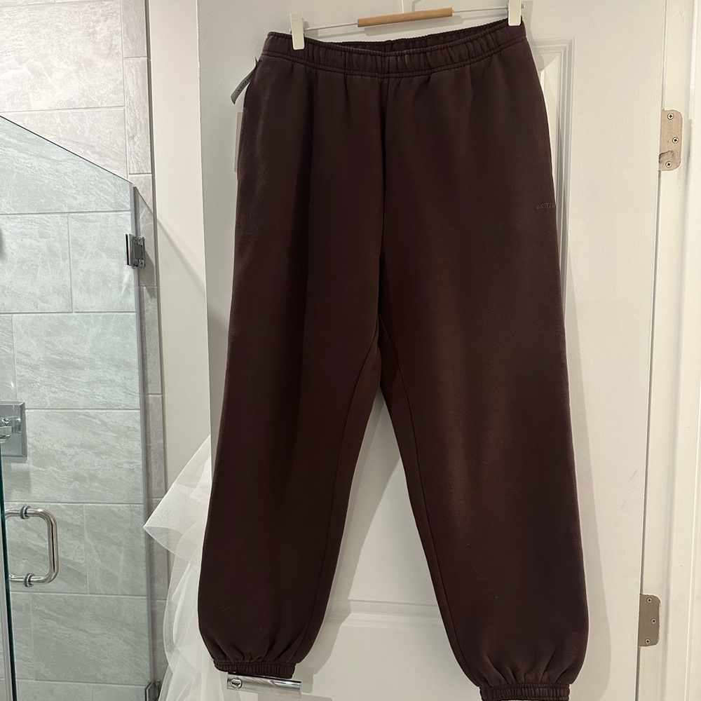 Aritzia rich mocha brown mega sweatpants medium nwt
